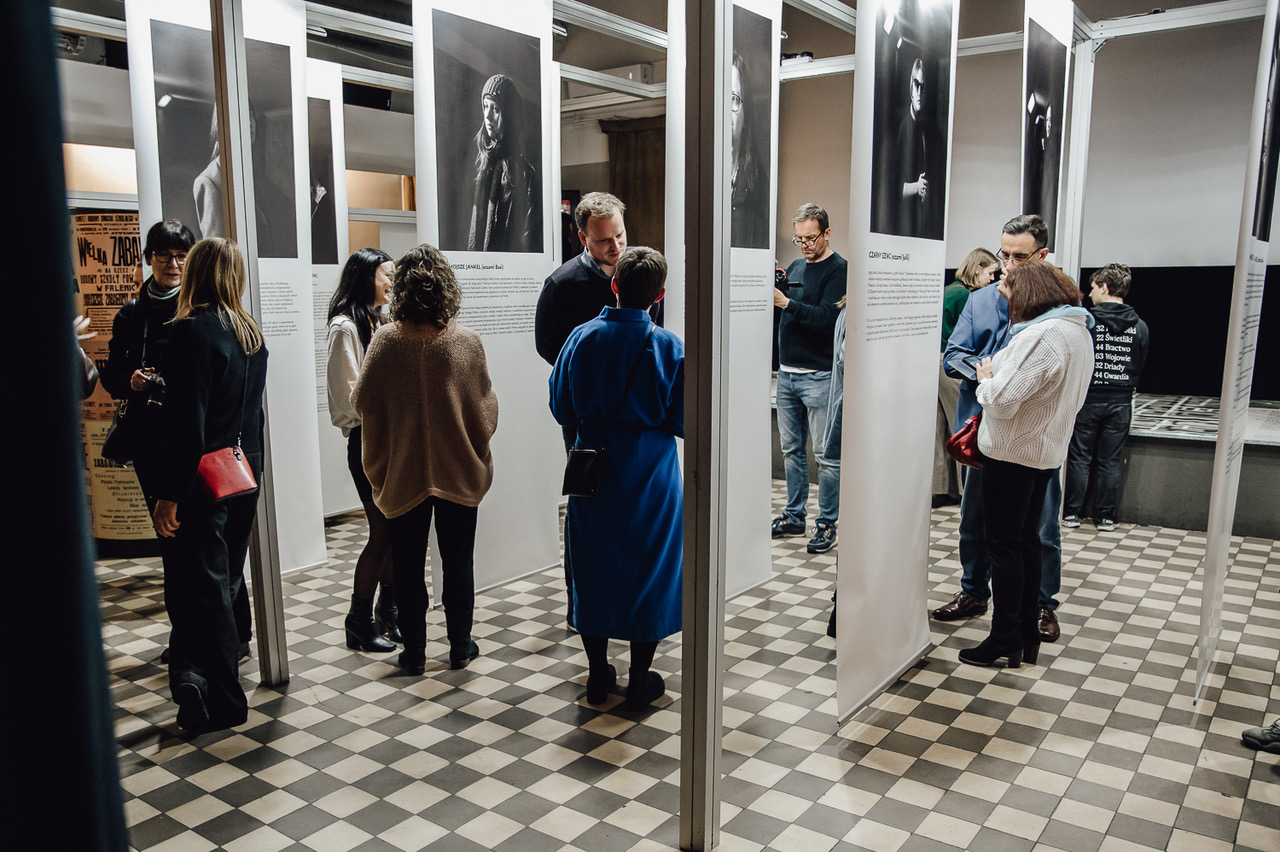 Goście oglądający wystawę fundacji